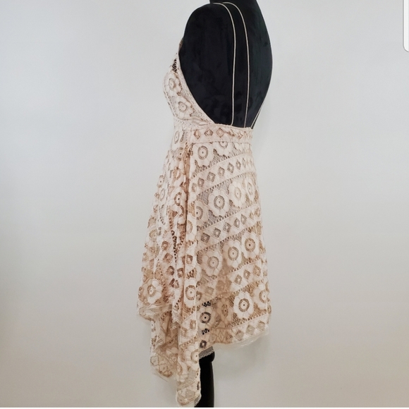 Lace dress - Picture 3 of 6